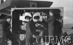 9.12.1940, brak miejsca.
ORP Błyskawica, marynarze podczas czyszczenia ciężkiego działa.
Fot. NN, Instytut Polski i Muzeum im. gen. Sikorskiego w Londynie