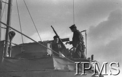 9.12.1940, brak miejsca.
ORP Błyskawica, marynarze czyszczą działko przeciwlotnicze.
Fot. NN, Instytut Polski i Muzeum im. gen. Sikorskiego w Londynie