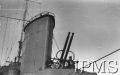 9.12.1940, brak miejsca.
ORP Błyskawica, marynarze czyszczą działko przeciwlotnicze.
Fot. NN, Instytut Polski i Muzeum im. gen. Sikorskiego w Londynie