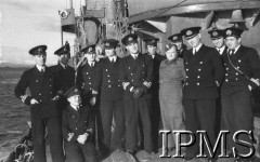 9.12.1940, brak miejsca.
ORP Błyskawica, oficerowie na pokładzie, w środku stoi kmd. Bohdan Wroński.
Fot. NN, Instytut Polski i Muzeum im. gen. Sikorskiego w Londynie