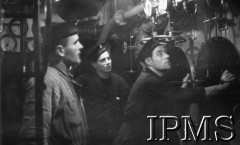 7.12.1940, brak miejsca.
ORP Błyskawica, marynarze w maszynowni okrętu.
Fot. NN, Instytut Polski i Muzeum im. gen. Sikorskiego w Londynie