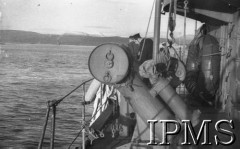 8.12.1940, brak miejsca.
ORP Błyskawica, bomby głębinowe na pokładzie okrętu.
Fot. NN, Instytut Polski i Muzeum im. gen. Sikorskiego w Londynie
