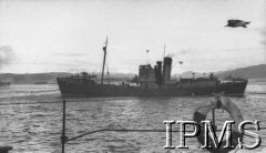 7.12.1940, brak miejsca.
Okręt pomocniczy, fotografia zrobiona z pokładu ORP Błyskawica, z prawej widoczne koło ratunkowe z nazwą okrętu.
Fot. NN, Instytut Polski i Muzeum im. gen. Sikorskiego w Londynie