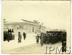 Grudzień 1941, Tockoje, obł. Czkałowsk, ZSRR.
Wizyta Naczelnego Wodza Polskich Sił Zbrojnych gen. Władysława Sikorskiego w formujących się Polskich Siłach Zbrojnych w ZSRR, defilada.
Fot. NN, Instytut Polski i Muzeum im. gen. Sikorskiego w Londynie [teczka 18 Pułk Piechoty - Tockoje 1941].