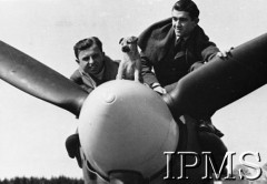 Maj 1941, Ouston, Wielka Brytania.
Por. Stanisław Bochniak i por. Tadeusz Kumiega, piloci 317 Dywizjonu Myśliwskiego, z psem.
Fot. NN, Instytut Polski i Muzeum im. gen. Sikorskiego w Londynie