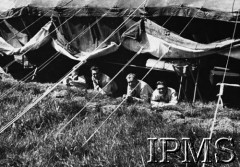 Lipiec 1940, Hawarden, Wielka Brytania.
Polacy służący w angielskim dywizjonie RAF. OTU nr 7 (Operational Training Unit), w namiocie leżą od lewej: por. Ludwik Martel, por. Witold Głowacki, ppor. Franciszek Czajkowski.
Fot. NN, Instytut Polski i Muzeum im. gen. Sikorskiego w Londynie