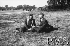 Przed 27.09.1940, Northolt, Anglia, Wielka Brytania.
Por. Ludwik Paszkiewicz, pilot dywizjonu 303 w rozmowie z F/O Hadwentem.
Fot. NN, Instytut Polski i Muzeum im. gen. Sikorskiego w Londynie