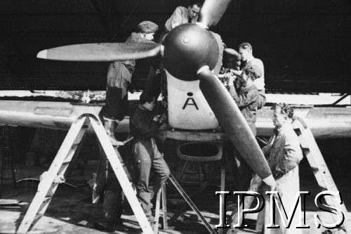 1940, Wielka Brytania.
Dywizjon 303, mechanicy podczas pracy przy samolocie stojącym w hangarze.
Fot. NN, Instytut Polski i Muzeum im. gen. Sikorskiego w Londynie