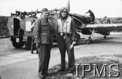 1940-1941, Wielka Brytania.
Dywizjon 303, szef mechaników Kazimierz Mozól i kpt. Jan Zumbach. W tle mechanicy podczas tankowania paliwa do samolotu.
Fot. NN, Instytut Polski i Muzeum im. gen. Sikorskiego w Londynie
