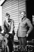 1940-1941, Wielka Brytania.
Dywizjon 303, F/O Hughes (oficer oświatowy) i szef mechaników Kazimierz Mozól.
Fot. NN, Instytut Polski i Muzeum im. gen. Sikorskiego w Londynie