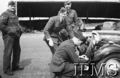 1940-1941, Wielka Brytania.
Piloci i mechanicy dywizjonu 303 obok samochodu - st. sierż. Henryk Starzyński, kpr. Wiórkiewicz, st. sierż. Busko i por. Rudolf Borovec (Czech). 
Fot. NN, Instytut Polski i Muzeum im. gen. Sikorskiego w Londynie