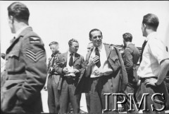 1941, Wielka Brytania.
Dywizjon 303, stoją od lewej: sierżant NN, por. Stefan Paderewski, por. NN, kpt. Wojciech Kołaczkowski (częściowo zasłonięty), kpt. Zbigniew Czaykowski.
Fot. NN, Instytut Polski i Muzeum im. gen. Sikorskiego w Londynie