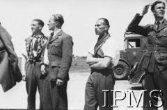 1940-1941, Wielka Brytania.
Dywizjon 303, stoją od lewej: por. Stefan Paderewski, por. NN, kpt. Wojciech Kołaczkowski, por. Maciej Lipiński.
Fot. NN, Instytut Polski i Muzeum im. gen. Sikorskiego w Londynie