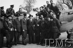 14.03.1941, Northolt, Anglia, Wielka Brytania.
Wizyta Meriana C. Coopera w dywizjonie 303, stoją od lewej: kpt. Wojciech Kołaczkowski, kpt. Zdzisław Henneberg, płk Bogdan Kwieciński, por. Mirosław Ferić, płk Merian Cooper, mjr Witold Urbanowicz, por. Bohdan Grzeszczak, sierż. Mieczysław Popek, chor. Kazimierz Mozól. Na skrzydle z lewej: ppor. Wiktor Strzembosz, por. Tadeusz Arentowicz, por. Zbigniew Kustrzyński.
Fot. NN, Instytut Polski i Muzeum im. gen. Sikorskiego w Londynie