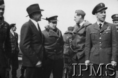 14.03.1941, Northolt, Anglia, Wielka Brytania.
Wizyta Meriana C. Coopera w dywizjonie 303, stoją od lewej: płk Merian Cooper, ppor. Wiktor Strzembosz, por. Zbigniew Kustrzyński, kpt. Zdzisław Henneberg.
Fot. NN, Instytut Polski i Muzeum im. gen. Sikorskiego w Londynie