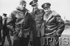 1940-1941, Wielka Brytania.
Dywizjon 303, stoją od lewej: por. Bohdan Grzeszczak, por. Tadeusz Arentowicz, kpt. Wojciech Kołaczkowski.
Fot. NN, Instytut Polski i Muzeum im. gen. Sikorskiego w Londynie