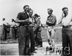 1940-1941, Wielka Brytania.
Dywizjon 303, stoją od lewej: plut. Kujawa, st. szer. Dobrawa, kpr. Rączkowski, plut. Bochnacki.
Fot. NN, Instytut Polski i Muzeum im. gen. Sikorskiego w Londynie