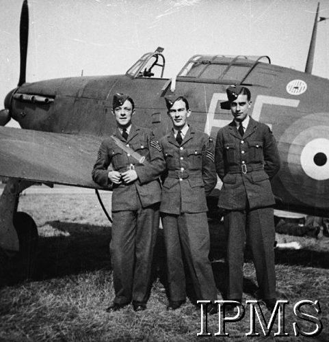 1940-1941, Wielka Brytania.
Angielscy podoficerowie z wizytą w dywizjonie 303.
Fot. NN, Instytut Polski i Muzeum im. gen. Sikorskiego w Londynie