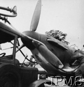 1940-1941, Wielka Brytania.
Dywizjon 303, mechanicy podczas tankowania paliwa do samolotu.
Fot. NN, Instytut Polski i Muzeum im. gen. Sikorskiego w Londynie