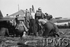 1940, Wielka Brytania.
Dywizjon 303, mechanicy i piloci oglądają ślady po kulach na samolocie, który stoczył walkę powietrzną. 
Fot. NN, Instytut Polski i Muzeum im. gen. Sikorskiego w Londynie