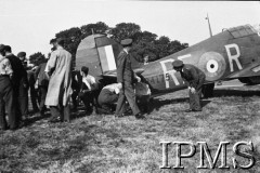 1940, Wielka Brytania.
Dywizjon 303, mechanicy i piloci obok samolotu, który wrócił na lotnisko po walce.
Fot. NN, Instytut Polski i Muzeum im. gen. Sikorskiego w Londynie