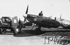 1940-1941, Wielka Brytania.
Dywizjon 308, tankowanie benzyny do samolotu.
Fot. NN, Instytut Polski i Muzeum im. gen. Sikorskiego w Londynie