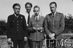1940-1941, Wielka Brytania.
Dywizjon 303, stoją od lewej: por. Walery Żak, por. Marian Pisarek, F/O Hughes (oficer oświatowy), kpt. Jarosław Giejsztowt (oficer wywiadowczy).
Fot. NN, Instytut Polski i Muzeum im. gen. Sikorskiego w Londynie