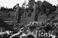 1940-1941, Wielka Brytania.
Dywizjon 303, pogrzeb lotników. Na pierwszym planie wieńce i kwiaty.
Fot. NN, Instytut Polski i Muzeum im. gen. Sikorskiego w Londynie