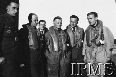 Przed 27.09.1940, Northolt, Anglia, Wielka Brytania.
Piloci dywizjonu 303, stoją od lewej: sierż. Józef Frantiszek, sierż. Jan Kowalski, sierż. Mirosław Wojciechowski, por. Ludwik Paszkiewicz, sierż. Marian Bełc, por. Walery Żak.
Fot. NN, Instytut Polski i Muzeum im. gen. Sikorskiego w Londynie