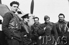 1940, Northolt, Anglia, Wielka Brytania.
Piloci dywizjonu 303, stoją od prawej: sierż. Marian Bełc, por. Jarosław Giejsztowt, NN,  ppor. Wiktor Strzembosz, sierż. Bolesław Drobiński.
Fot. NN, Instytut Polski i Muzeum im. gen. Sikorskiego w Londynie