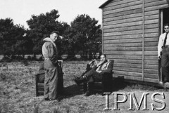 Przed 27.09.1940, Northolt, Anglia, Wielka Brytania.
Piloci dywizjonu 303 w gotowości bojowej, siedzą od lewej: por. Ludwik Paszkiewicz (zginął 27 września 1940), kpt. Walery Żak, por. Witold Łokuciewski.
Fot. NN, Instytut Polski i Muzeum im. gen. Sikorskiego w Londynie