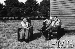 Przed 27.09.1940, Northolt, Anglia, Wielka Brytania.
Piloci dywizjonu 303 w gotowości bojowej, siedzą od lewej: por. Ludwik Paszkiewicz (zginął 27 września 1940), kpt. Walery Żak, por. Witold Łokuciewski.
Fot. NN, Instytut Polski i Muzeum im. gen. Sikorskiego w Londynie