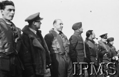 1940, Northolt, Anglia, Wielka Brytania.
Piloci dywizjonu 303, stoją od lewej: sierż. Bolesław Drobiński, NN, kpt. Zdzisław Henneberg; drugi od prawej ppor. Wiktor Strzembosz.
Fot. NN, Instytut Polski i Muzeum im. gen. Sikorskiego w Londynie