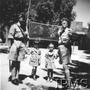1942-1943, Palestyna.
Zuszki z Ain-Karem ze swoimi opiekunami.
Fot. NN, Instytut Polski i Muzeum im. gen. Sikorskiego w Londynie [album 65 - szkoła w Ain-Karem; dedykacja w albumie: Panu Delegatowi dr. T. Lubaczewskiemu dziewczęta z Ain-Karem. 29.10.1943, Betania, Palestyna].