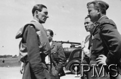 1940, Northolt, Anglia, Wielka Brytania.
Kpt. Piotr Łaguna i kpt. Jarosław Giejsztowt w rozmowie z F/Lt Johnem Kentem. 
Fot. NN, Instytut Polski i Muzeum im. gen. Sikorskiego w Londynie