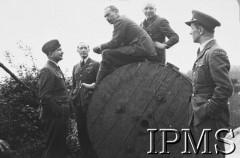 1940, Northolt, Anglia, Wielka Brytania.
Piloci z polskich dywizjonów 302 i 303, od lewej: kpt. Piotr Łaguna, kpt. Witold Urbanowicz, kpt. Wojciech Kołaczkowski i S/Ldr Ronald Gustave Kellet.
Fot. NN, Instytut Polski i Muzeum im. gen. Sikorskiego w Londynie