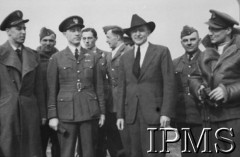 14.03.1941, Northolt, Anglia, Wielka Brytania.
Wizyta Meriana C. Coopera w dywizjonie 303, stoją z przodu od lewej: kpt. Zdzisław Henneberg, kpt. Witold Urbanowicz, płk Merian Cooper. Z tyłu: por. Bohdan Grzeszczak, por. Kazimierz Daszewski, por. Mirosław Ferić, chor. Kazimierz Mozól, por. Jerzy Radomski.
Fot. NN, Instytut Polski i Muzeum im. gen. Sikorskiego w Londynie