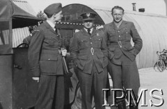 1940-1941, Wielka Brytania.
Piloci Dywizjonu 303 - mjr Witold Urbanowicz, kpt. Włodzimierz Łazoryk i kpt. Marian Pisarek.
Fot. NN, Instytut Polski i Muzeum im. gen. Sikorskiego w Londynie