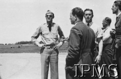 Maj-czerwiec 1941, Northolt, Anglia, Wielka Brytania.
Wizyta amerykańskich pilotów USAAF w dywizjonie 303. Z prawej stoi por. Maciej Lipiński.
Fot. NN, Instytut Polski i Muzeum im. gen. Sikorskiego w Londynie