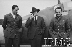 14.03.1941, Northolt, Anglia, Wielka Brytania.
Wizyta Meriana C. Coopera w dywizjonie 303, stoją od lewej: por. Mirosław Ferić, płk Merian Cooper, por. Jan Zumbach.
Fot. NN, Instytut Polski i Muzeum im. gen. Sikorskiego w Londynie