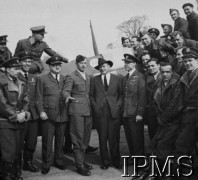 14.03.1941, Northolt, Anglia, Wielka Brytania.
Wizyta Meriana C. Coopera w dywizjonie 303, stoją od lewej: kpt. Wojciech Kołaczkowski, kpt. Zdzisław Henneberg, płk Bogdan Kwieciński, por. Mirosław Ferić, płk Merian Cooper, kpt. Witold Urbanowicz, NN, por. Bohdan Grzeszczak, sierż. Mieczysław Popek.
Fot. NN, Instytut Polski i Muzeum im. gen. Sikorskiego w Londynie