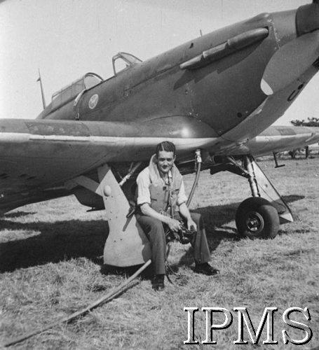 1940, Northolt, Anglia, Wielka Brytania.
Dywizjon 303, por. Jan Zumbach siedzi na kole samolotu.
Fot. NN, Instytut Polski i Muzeum im. gen. Sikorskiego w Londynie