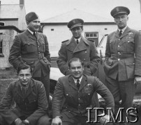 1940, Wielka Brytania.
Lotnicy dywizjonów 302 i 302, stoją od lewej: kpt. Piotr Łaguna, kpt. Zdzisław Krasnodębski, por. Wacław Łapkowski. Na dole od lewej: kpr. Jędrzej Żyborski,  kpt. Jerzy Jankiewicz.
Fot. NN, Instytut Polski i Muzeum im. gen. Sikorskiego w Londynie