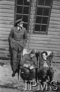 1940-1941, Northolt, Anglia, Wielka Brytania.
Lotnicy dywizjonu 303. W środku siedzi por. Jarosław Giejsztowt.
Fot. NN, Instytut Polski i Muzeum im. gen. Sikorskiego w Londynie