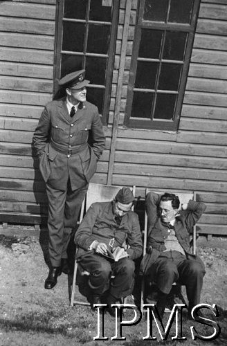1940-1941, Northolt, Anglia, Wielka Brytania.
Lotnicy dywizjonu 303. W środku siedzi por. Jarosław Giejsztowt.
Fot. NN, Instytut Polski i Muzeum im. gen. Sikorskiego w Londynie
