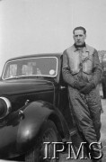1940-1941, Wielka Brytania.
Por. Zbigniew Kustrzyński (w maewestce por. Radomskiego) obok samochodu.
Fot. NN, Instytut Polski i Muzeum im. gen. Sikorskiego w Londynie