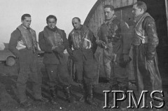 1940, Northolt, Anglia, Wielka Brytania.
Piloci dywizjonu 303 w gotowości bojowej, stoją od lewej: por. Franciszek Kornicki, kpt. Jerzy Jankiewicz, sierż. Eugeniusz Szaposznikow, por. Zbigniew Kustrzyński.
Fot. NN, Instytut Polski i Muzeum im. gen. Sikorskiego w Londynie