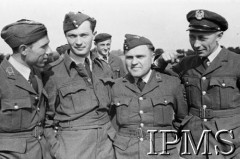 Kwiecień 1942, Northolt, Anglia, Wielka Brytania.
Lotnicy i obsługa naziemna 317 Dywizjonu Myśliwskiego, stoją od lewej: mechanik sierż Stanisław Tass, sierż. Jan Malinowski i Kazimierz Karaszewski.
Fot. NN, Instytut Polski i Muzeum im. gen. Sikorskiego w Londynie