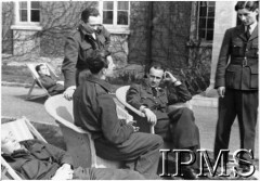 Kwiecień-maj 1942, Northolt, Anglia, Wielka Brytania.
Piloci dywizjonu 317 na leżakach, od lewej: kpt. Stanisław Skalski, por. Stanisław Bochniak (tyłem), ppłk Jerzy Bajan (stoi z lewej), kpt. Paweł Niemiec, por. Eugeniusz Horbaczewski.
Fot. NN, Instytut Polski i Muzeum im. gen. Sikorskiego w Londynie