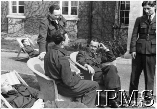 Kwiecień-maj 1942, Northolt, Anglia, Wielka Brytania.
Piloci dywizjonu 317 na leżakach, od lewej: kpt. Stanisław Skalski, por. Stanisław Bochniak (tyłem), ppłk Jerzy Bajan (stoi z lewej), kpt. Paweł Niemiec, por. Eugeniusz Horbaczewski.
Fot. NN, Instytut Polski i Muzeum im. gen. Sikorskiego w Londynie